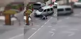 Karısına arkadaşlık teklifi eden şahısların iş yerini bastı, önce darp edildi, sonra bıçaklandı...O anlar kamerada