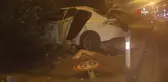 Aydınlatma direğine çarparak hurdaya dönen otomobildeki 4 kişi yaralandı