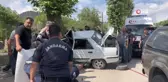 Otomobil ağaca saplandı: 2 yaralı