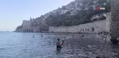 Alanya'da tarihi Kızılkule'nin gölgesinde deniz keyfi