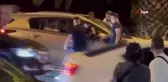 Kadıköy'de aracın önünü kesip darp ettiler, o anlar kamerada