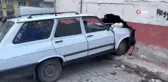 Kontrolden Çıkan Otomobil Bina Duvarını Yıkarak İçeri Daldı