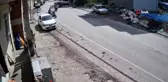 Otomobil ile çarpışan motosiklet sürücüsü havada böyle takla attı
