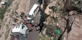 Yemen'de yolcu otobüsü devrildi: 16 ölü