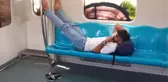 Marmaray'da bir şehir magandası! Rahatlığı yetmedi bir de tehditler savurdu