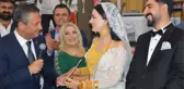 Özgür Özel'in nikah şahidi olduğu düğünde geline takılan altınlar dikkat çekti