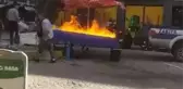 Seyyar satıcı, sinir krizi geçirdi! Zabıtaya kızıp tezgahı ateşe verdi!