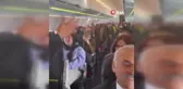 Uçuş sırasında şarkı söyledi, hostes zannedilirken müzik öğretmeni olduğu ortaya çıktı