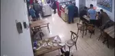 Garson, Heimlich manevrası ile nefessiz kalan müşteriyi kurtardı