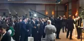 Yanlış anlaşılmasın aşiret düğünü değil! Saatler sürdü, takı takmak için adeta yarıştılar
