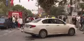 Kadıköy'de Kontrolden Çıkan Otomobil Aydınlatma Direğine Çarptı
