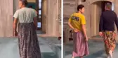Turist kafilesindeki erkekler camide etek giyip gezdi