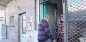 Hasta Oğlunun Tedavisi İçin Evini Kiraya Veren Aile, Dükkanlarda Yaşıyor