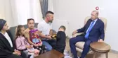 Cumhurbaşkanı Erdoğan, yeni yuvasına kavuşan aileyi evinde ziyaret etti