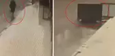 Yolda yürürken başına pano düşen kadın, hayatını kaybetti