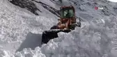 Ovit Dağı'nda Ekipler Yaylacılar İçin Karlı Geçidi Açmaya Çalışıyor