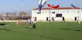Sahanın ortasına paraşütle daldı
