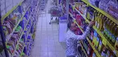 Adana'da market hırsızlığı: Ayçiçek yağlarını pantolonunun içine sakladı