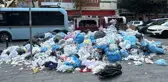 Kartal'da işçiler greve gidince çöpler sokaklarda kaldı