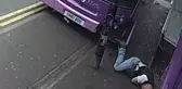 Yolda yürürken otobüs çarptı! Hiçbir şey olmamış gibi kalkıp meyhaneye gitti
