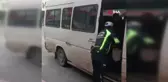 Yağmurda Islanan Görme Engelli Vatandaşı Minibüse Bindiren Polis Gönülleri Fethetti