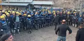 TÜRK-İŞ yönetimi, kendilerini yerin altına kapatan madencilerin dayanışma eylemine katıldı