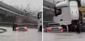 Kağıthane'de araç, sağanak nedeniyle su birikintisinde mahsur kaldı