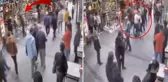 Yolda yürüyen genç kıza çelme takan adam, esnaftan meydan dayağı yedi