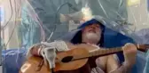 Beyninden tümör alınan hasta, ameliyat masasında gitar çaldı
