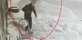 Çatıda biriken kar lastik tamircisinin üzerine düştü