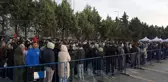 Hediye çekini duyan koştu: Geceden gelip çadır kurdular