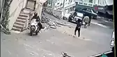Kuşadası'nda Güpegündüz Soygun Girişimi Kamerada
