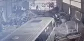 Tartıştığı babasının çalıştığı atölyeye minibüsle daldı