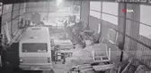 Husumetli Oğul, Babasının Atölyesine Minibüsle Daldı