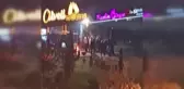 Alkollü Mekan Önünde Kavga: Yere Düşen Adam Tekmelendi