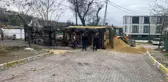 İstanbul'da Yol Çökmesi Nedeniyle Hafriyat Kamyonu Devrildi