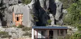 Demre'deki Tarihi Kaya Mezarı Önüne Kaçak Ev Yapıldı