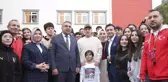 Seçim vaadi olan Mesut Özil'i okula getirdi