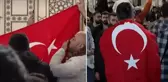 Suriyelilerin akın ettiği Emevi Camii'nde Türk bayrağı açıldı