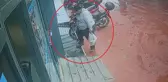 Çamurlu ayakkabılarını kapıda çıkarıp alışverişini yalın ayak yaptı