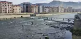 Fırtına somon kafesini parçalayınca vatandaşlar dereye akın etti