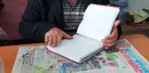 Ünlü oyuncu Uğur Aslan ve eşi, market market dolaşıp borç kapatıyor