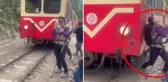 Raylarda selfie çekmeye çalışan turiste tren çarptı