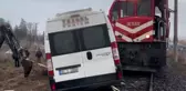 Kırklareli'nde yük treni işçi servisine çarptı: 2 yaralı var