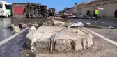 Refüje Çarpan Tır Devrildi: 1 Yaralı