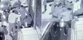 Polis ekibine 10 kişi birden saldırdı