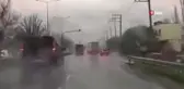 Yağışlı Havada Tırın Dorsesi Kaydı, O Anlar Kamerada