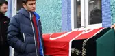 İkiz kardeşe acı veda! Tabutunun başından ayrılmadı