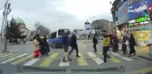Kırmızı Işıkta Geçen Minibüsün Yayaya Çarpma Tehlikesi Kamerada