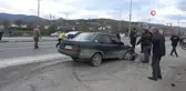 Otomobil Aydınlatma Direğine Çarptı: 2 Yaralı